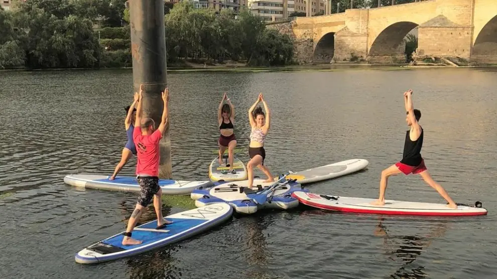 Yoga en aguas del Ebro.