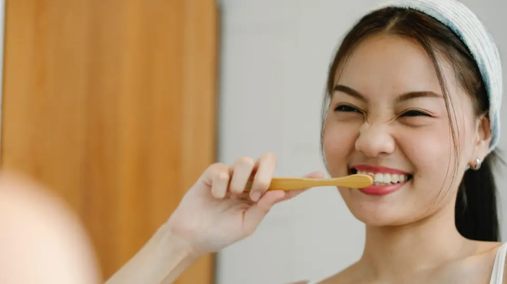 La limpieza diaria de los dientes es clave para una buena higiene bucal.