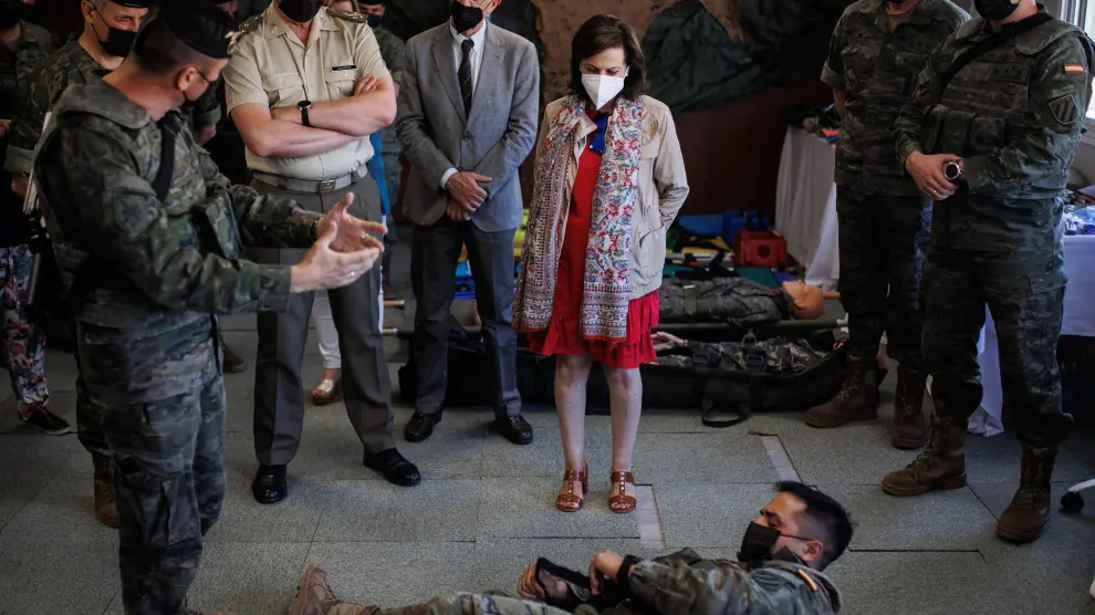 Margarita Robles observa como uno de los miembros de la Brigada Almogávares VI de Paracaidistas del Ejército de Tierra realiza un torniquete, en la base Príncipe de Paracuellos.