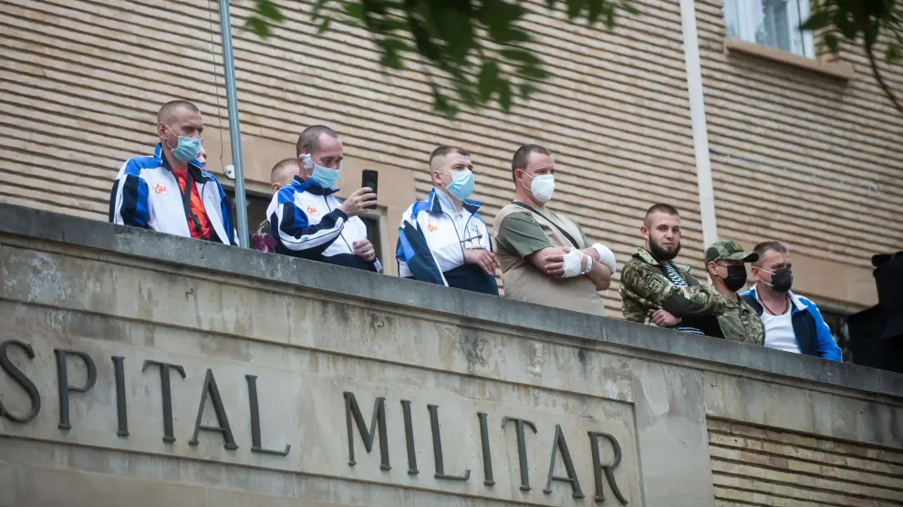 Heridos ucranianos de la guerra Ucrania-Rusia que están destinados en el Hospital Militar desde mayo asisten desde una terraza la celebración de la ptrona Perpetuo Socorro.