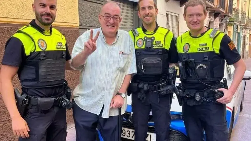 Los agentes de la Policía Local de Zaragoza, con Alberto, el hombre a quien salvaron la vida tras sufrir un infarto.