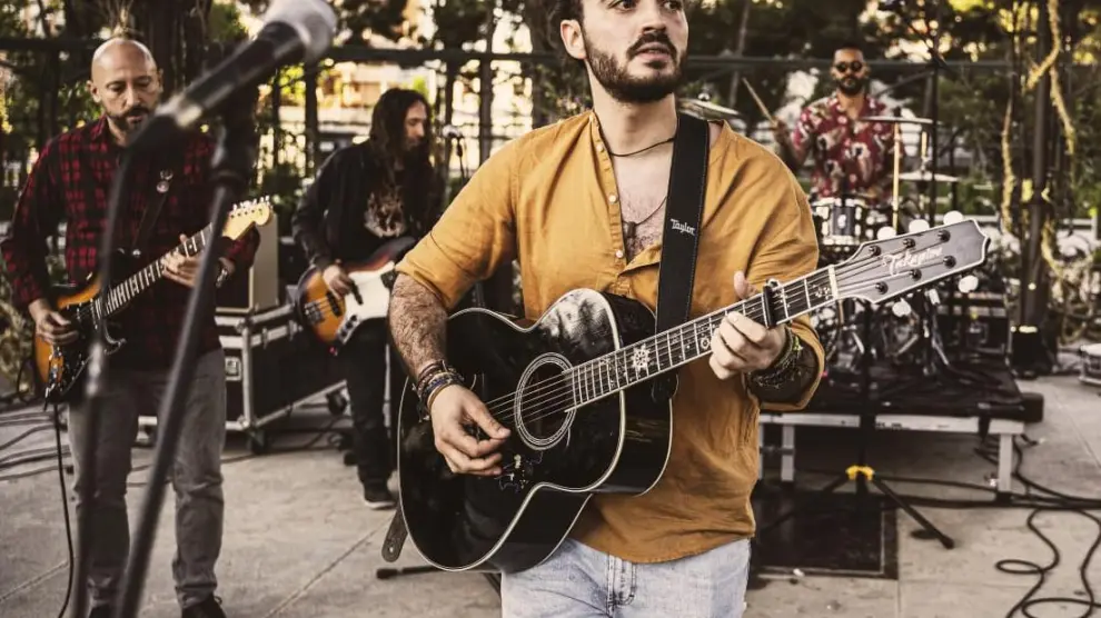 Diego Meléndez (a la guitarra), al frente de su primer proyecto personal. ‘Diario Fantasma’, en el parque Grande de Zaragoza
