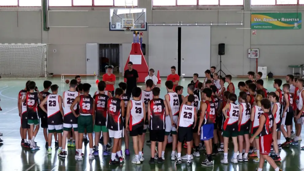 Un centenar de jóvenes jugadores de baloncesto de entre 10 y 20 años están disfrutando estos días de las lecciones de Joshua Villarreal