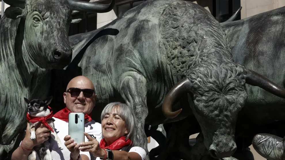 Dos turistas se hacen un selfie en Pamplona.