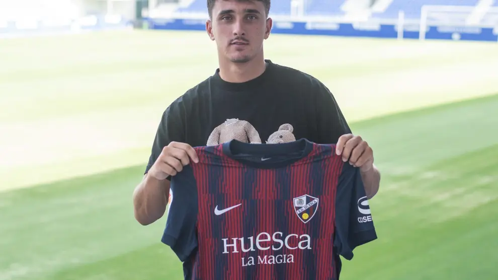 Ignasi Vilarrasa muestra la camiseta de la SD Huesca.
