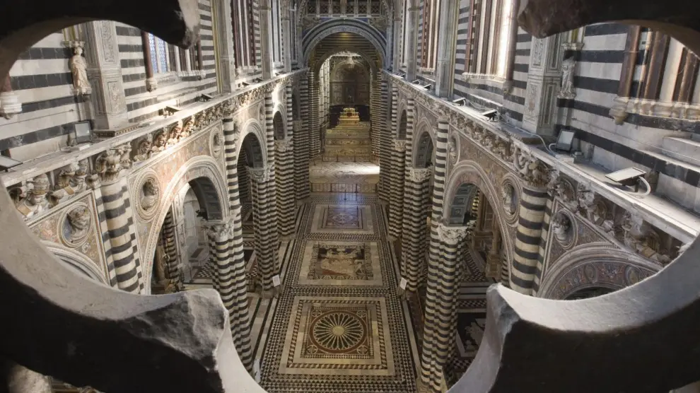 Vista del pavimento monumental de la catedral de la ciudad italiana de Siena