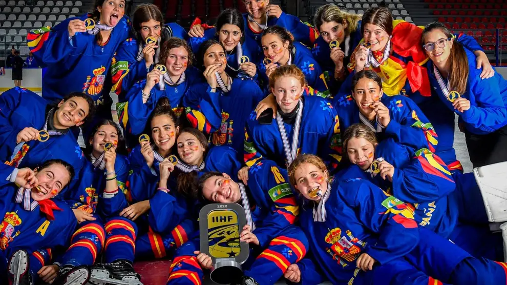 La selección española femenina sub-18 de hockey hielo.