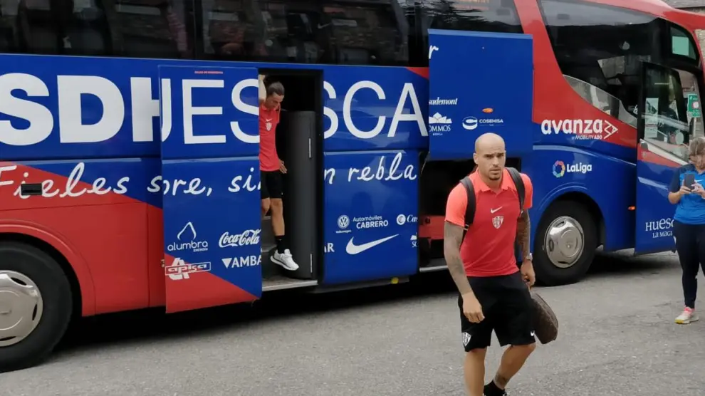 Sandro, tras salir del autobús de la SD Huesca, en su llegada a Benasque.