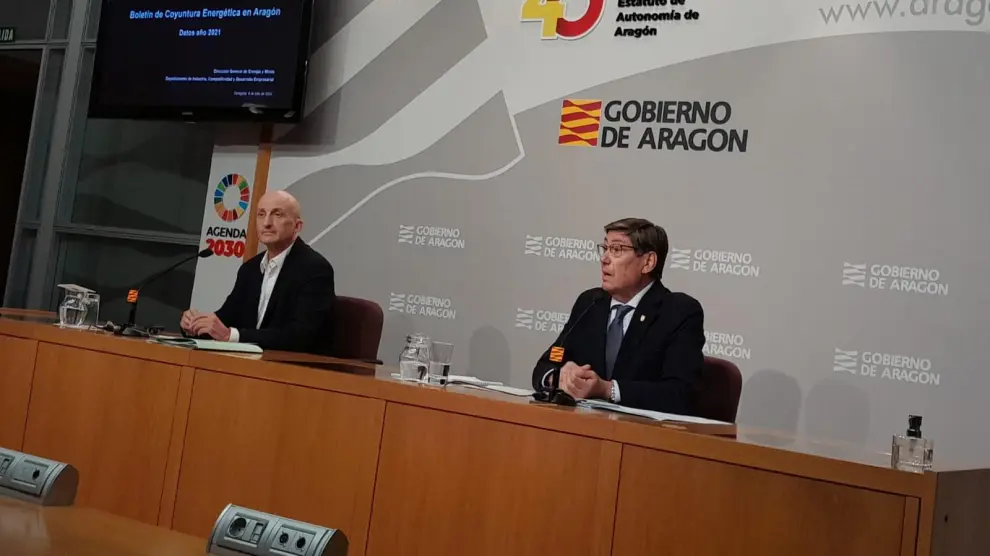El vicepresidente aragonés Arturo Aliaga y el director general de Energía, Sergio Breto, hoy en rueda de prensa en el Pignatelli.