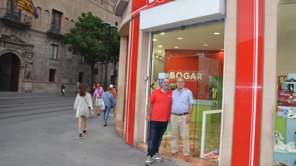 Miguel Ángel Garcés y su padre Ángel, en la tienda de la avenida de César Augusto, junto a la Audiencia Provincial.