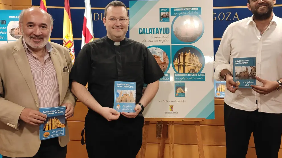 El alcalde de Calatayud, José Manuel Aranda; el prior de la basílica del Santo Sepulcro, Javier Sanz, y el concejal de Turismo, Jorge Lázaro, muestran los ejemplares impresos
