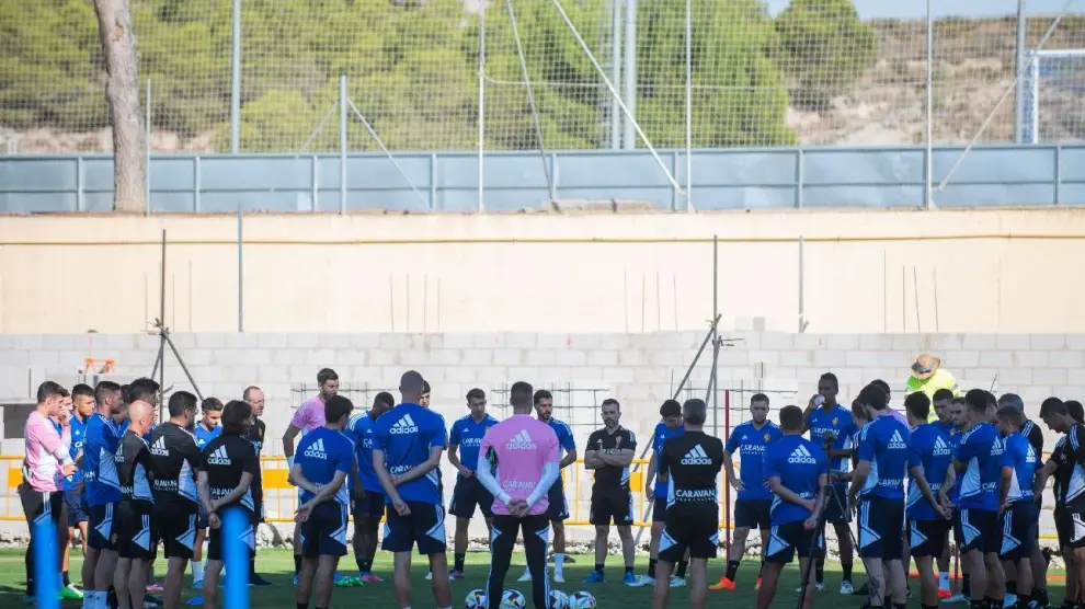 La plantilla del Real Zaragoza, con exceso de jugadores, ayer al inicio de la mañana en una Ciudad Deportiva en obras de mejora.