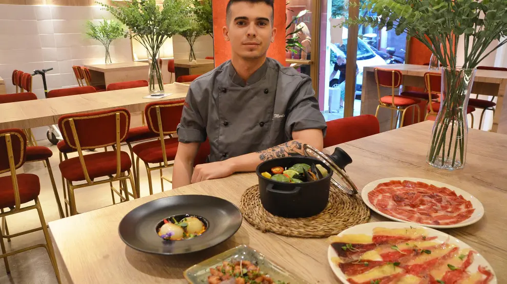 El cocinero Sergi Morlans, con algunos de los platos de la carta.