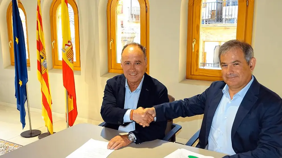 El alcalde de Alcorisa, Miguel Iranzo, y el consejero de Porcelanosa, José Meseguer.