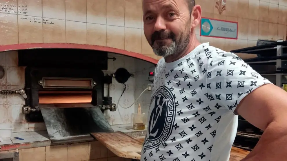 Alberto Hernández es la tercera generación de panaderos de su familia y tiene el horno de Azuara.