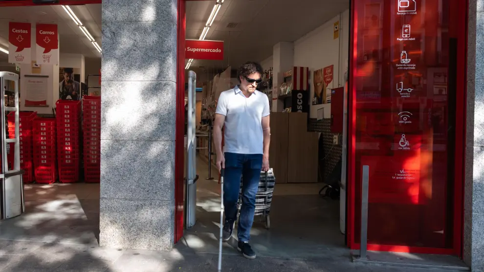 Jesús Ortega sale de hacer la compra en un supermercado, este viernes en Zaragoza.