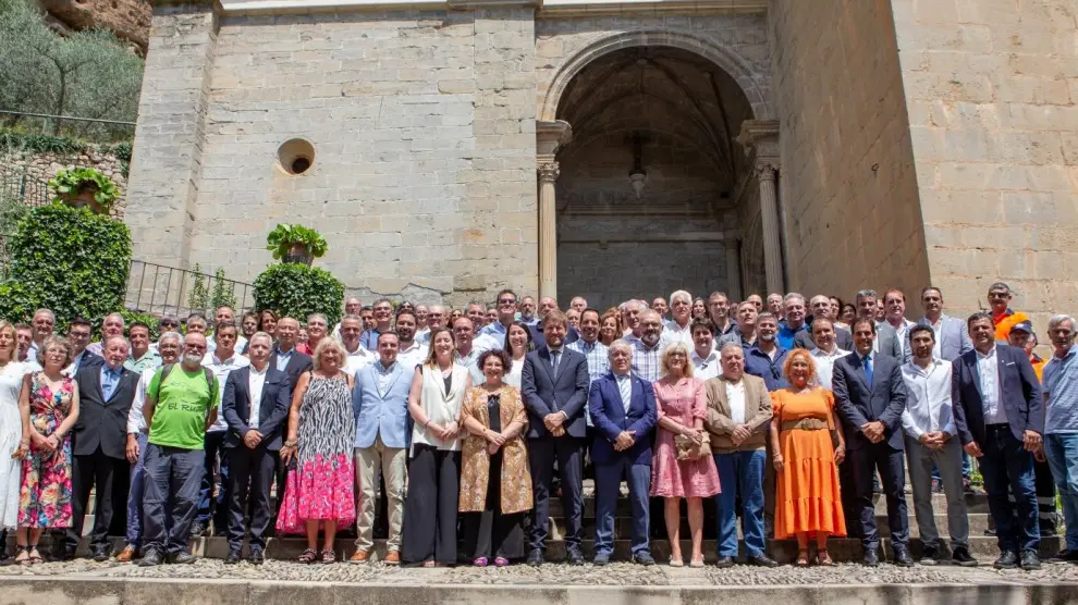 La Basílica de la Virgen de la Peña de Graus ha acogido este viernes el homenaje a los consejeros y trabajadores de la Comarca de la Ribagorza en estos 20 años.