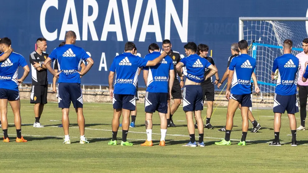 La plantilla del Real Zaragoza, al inicio de un entrenamiento de esta semana.