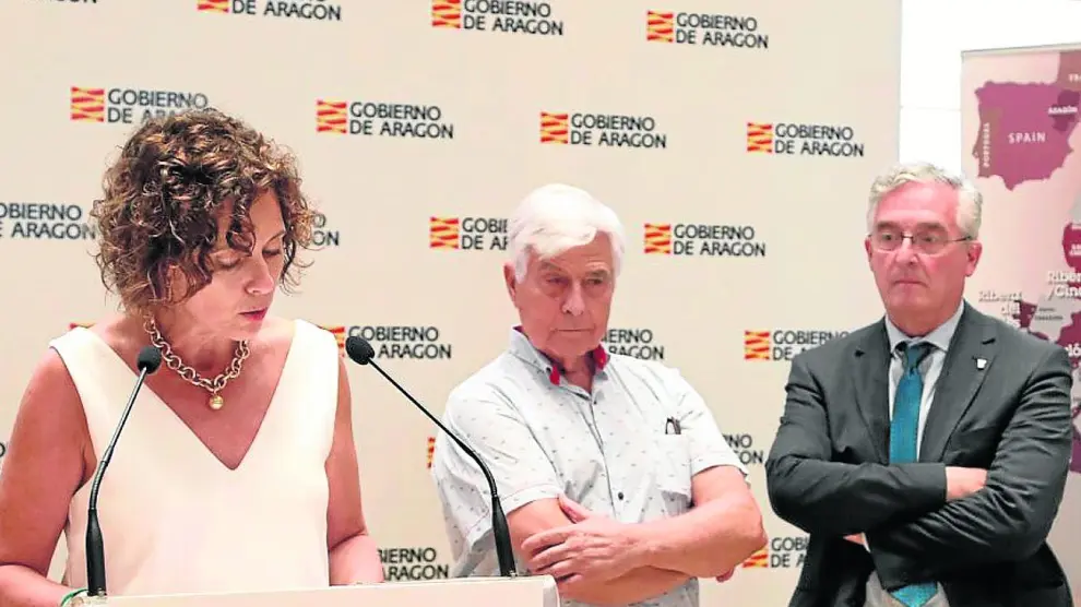 La presidenta de la asociación Vinos de la Tierra de Aragón, Paula Yago, el exconsejero Gonzalo Arguilé, y el actual titular de Agricultura de la DGA, Joaquín Olona.