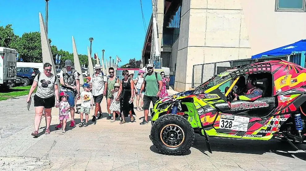 Un grupo de visitantes de Madrid esquiva un coche de la Baja Aragón en el camino a Dinópolis.