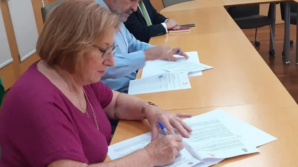 Firma del convenio para crear alojamiento de trabajadores agrícolas en Fraga.