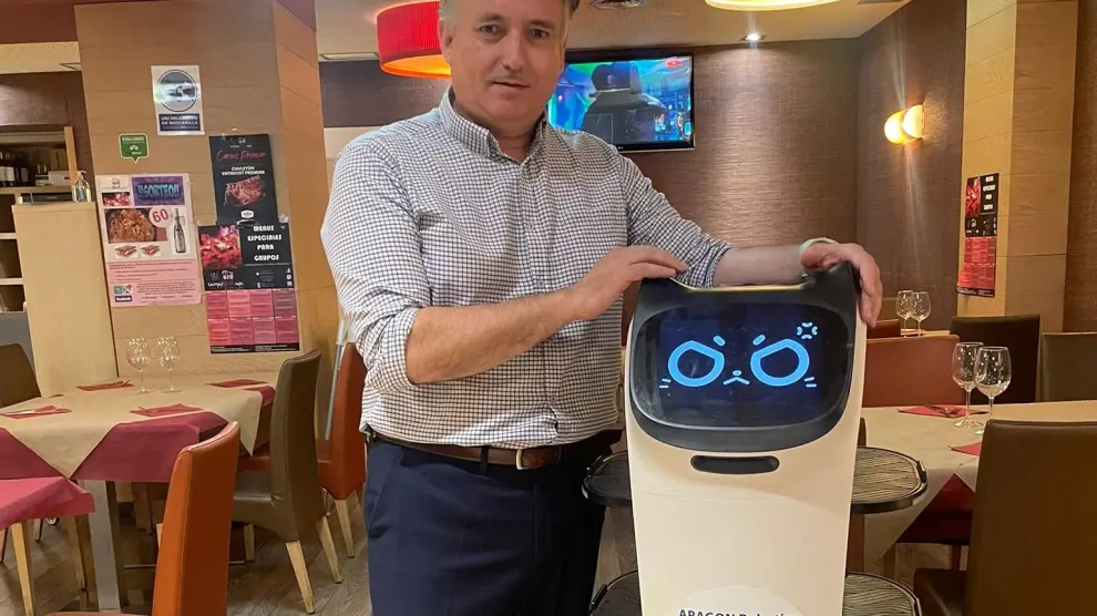 Francisco Cembrano, de Aragón Robotics, con el robot camarero.