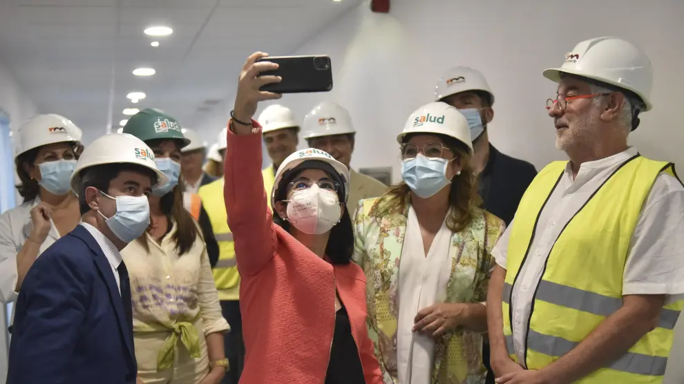 La ministra Carolina Darias se ha hecho un 'selfie' de recuerdo en su visita a las obras del Hospital San Jorge de Huesca.
