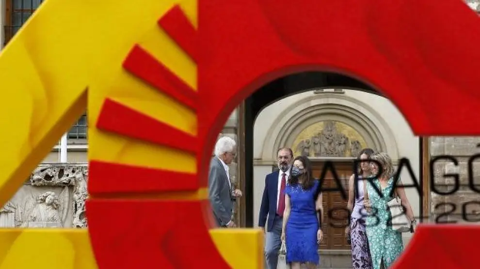 El Presidente de Aragón, Javier Lambán, y la delegada territorial de la ONCE, Raquel Pérez Valcárcel, presentan el cupón que la ONCE dedica al 40 aniversario del Estatuto de Autonomía de Aragón el próximo 10 de agosto.