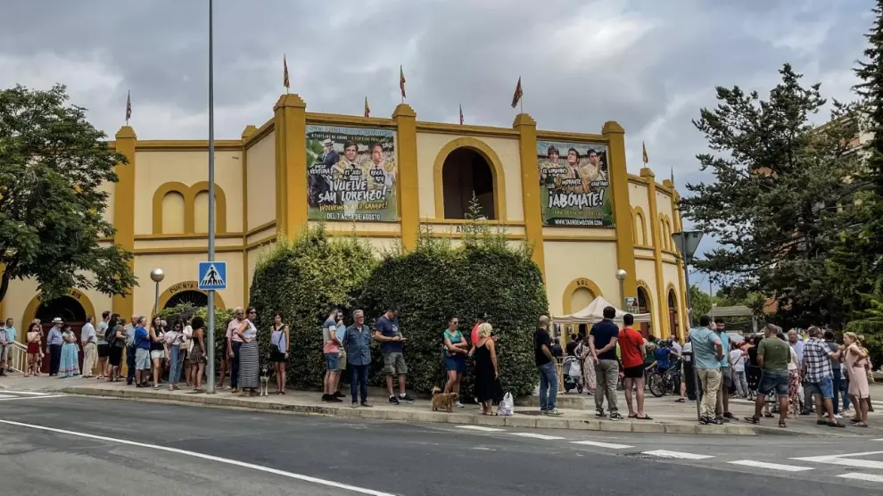 Los aficionados hacen cola ante las taquillas para comprar entradas sueltas de la feria taurina de San Lorenzo.