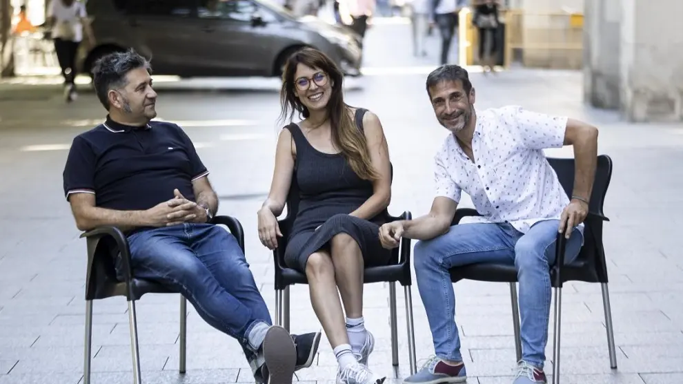 Mariano Bazco, Nuria Pequerul y Juan Carlos Higueras, sentados a la fresca en el paseo de la Independencia.