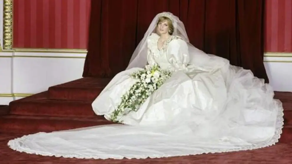 Diana de Gales posando con su vestido de novia