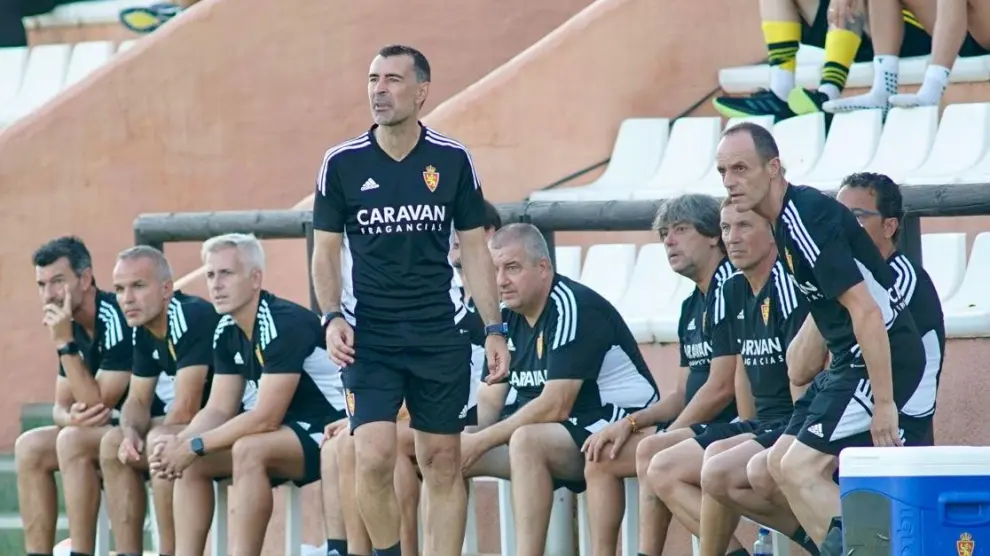 Juan Carlos Carcedo, entrenador del Real Zaragoza, este lunes en el partido que ha jugado su equipo ante el Al Nassr en Marbella.