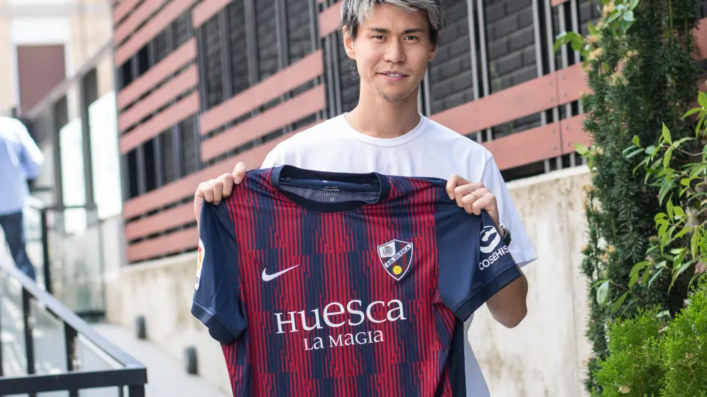 Kento Hashimoto muestra la camiseta de la SD Huesca.
