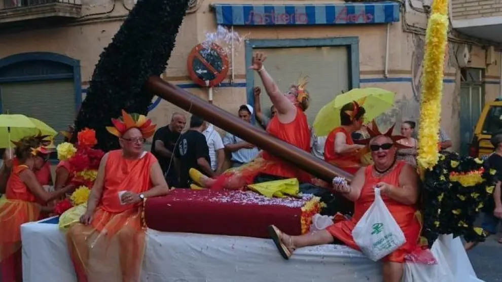 El desfile de carrozas, una de las tradiciones en las fiestas de Caspe.