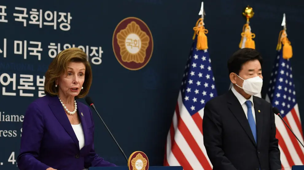 La presidenta de la Cámara de Representantes de Estados Unidos, Nancy Pelosi, con su homólogo surcoreano, Kim Jin-pyo.