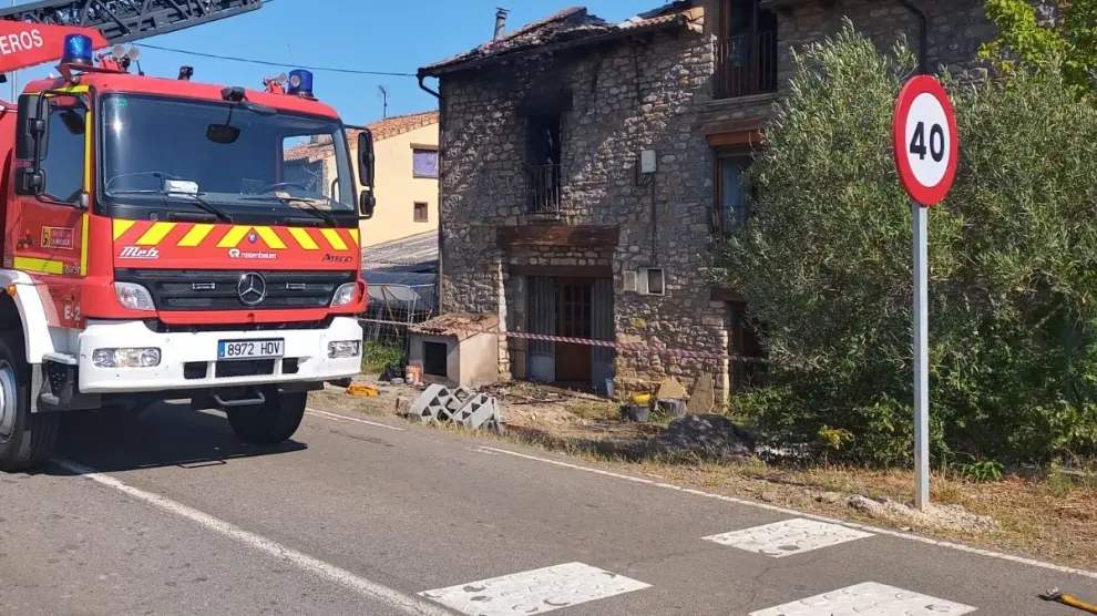 Una dotación de bomberos de Sabiñánigo se ha quedado de retén para evitar que se reactivara el incendio de la vivienda en Santa Cilia de Jaca.