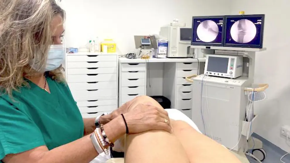 La doctora Elena Guallar revisa la rodilla de la paciente.