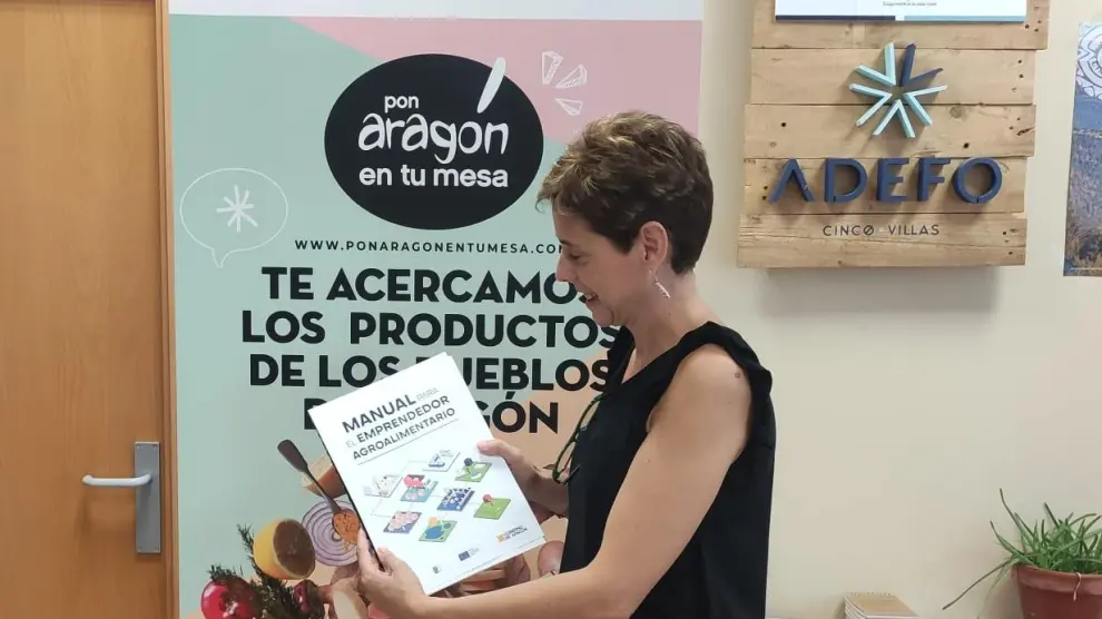 Rosa Rived, coordinadora del ‘Manual para el emprendedor agroalimentario’, en la sede de Pon Aragón en tu mesa.
