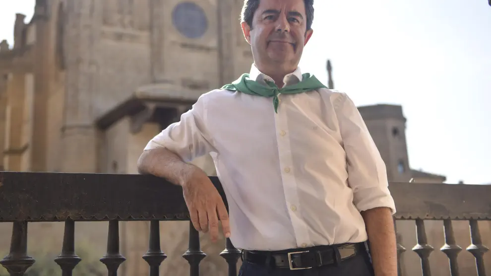 El alcalde de Huesca, Luis Felipe, en el balcón del Ayuntamiento, preparado ya para el inicio de las Fiestas de San Lorenzo 2022.