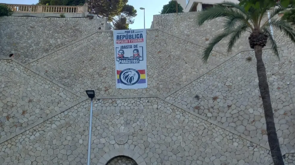 Pancarta contra la monarquía, colocada cerca del palacio de Marivent, en Palma.