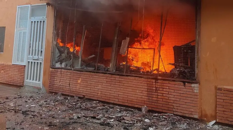 Incendio en un local de Sant Adrià de Besòs, Barcelona, este domingo.