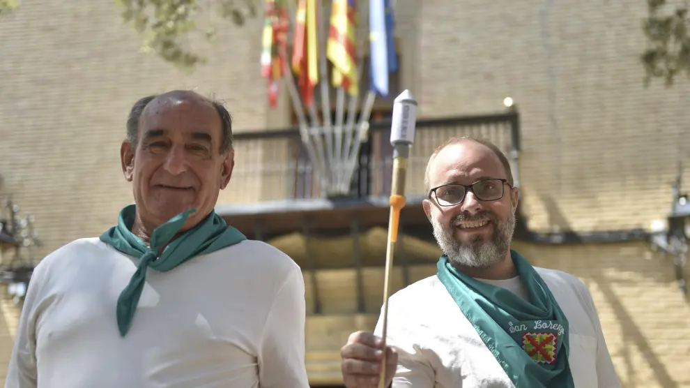 Manuel Avellanas y Rubén Moreno, del Festival Internacional de Cine de Huesca con el cohete de 2022.