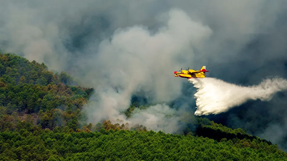 Medios aéreos trabajan para apagar el fuego declarado el pasado viernes en Santa Cruz del Valle (Ávila), este lunes.