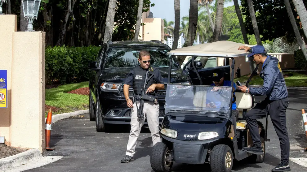 Agentes de seguridad y del Servicio Secreto, durante el registro del FBI a la mansión de Trump en Florida. USA TRUMP FBI RAID