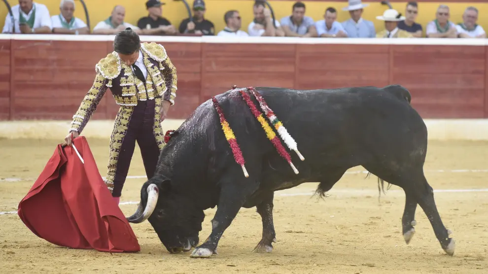Derechazo reposado de Diego Urdiales ante el sexto toro de Castillejo de Huebra.