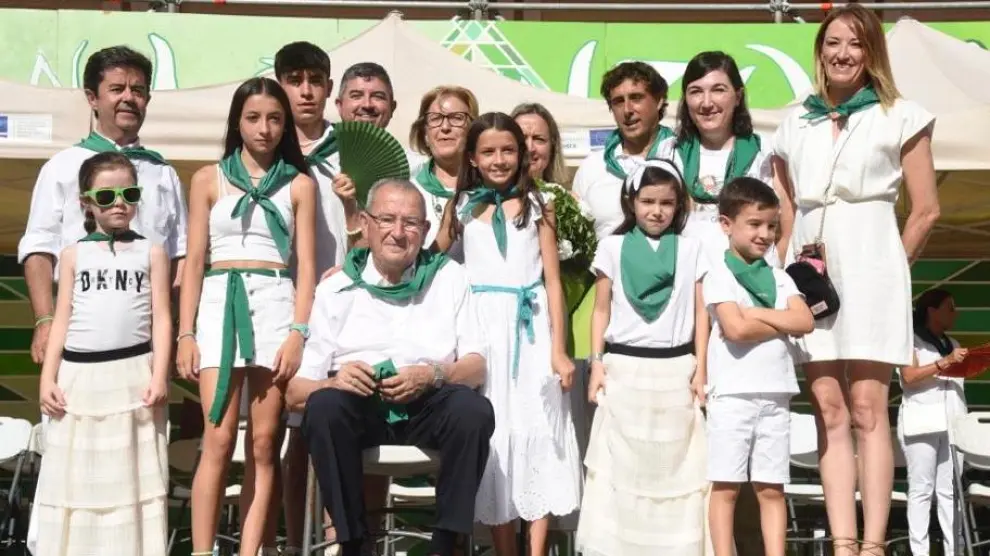 Lorenzo Otín, con su familia, en el homenaje de la Fiesta del Comercio de Huesca por sus 50 años de trayectoria profesional con la empresa Navasola.