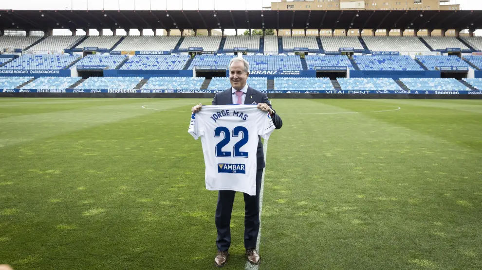 Jorge Mas, con la camiseta del Real Zaragoza, en el césped del estadio de La Romareda.
