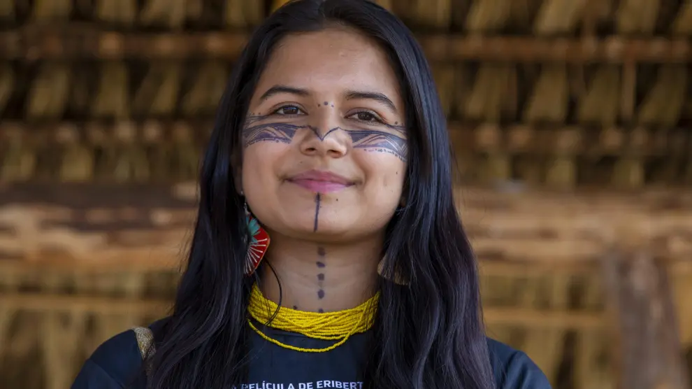 Helena Gualinga es la voz del "Kawsak Sacha", o "Selva Viviente", la filosofía indígena de comunión con la naturaleza de Sarayaku, su comunidad natal en la Amazonía de Ecuador,.