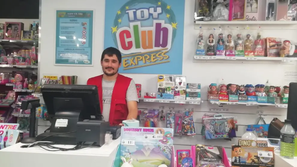 Alberto Gómez, trabajador de la tienda de juguetes Toy Club Express, en una esquina de la calle del Azoque.