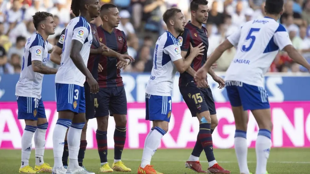 Un pasaje del partido Real Zaragoza-Levante de este sábado en La Romareda.
